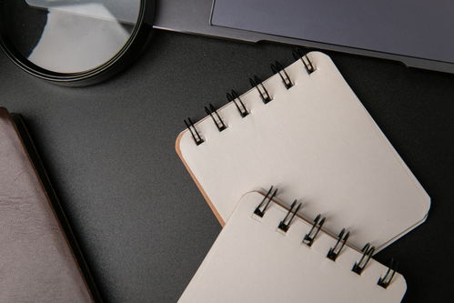 便签本办公用品商务摄影图 简洁高效的视觉传达艺术